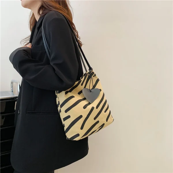 Cross Body Bag with Contrasting Colors Simple Lightweight Large Capacity Tote Bag for Outdoor Use - Image 4